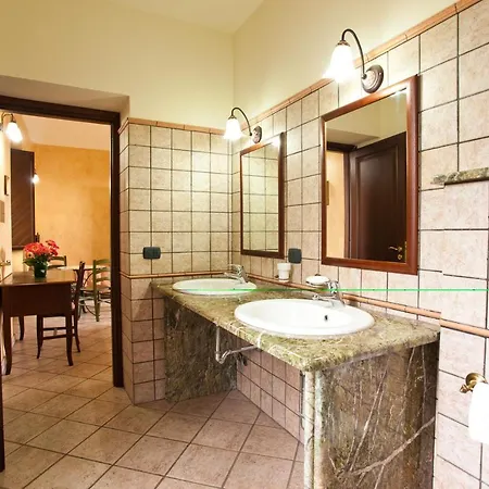 Le Grotte ريبوسْتو