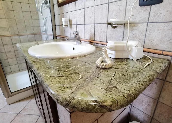 לינה וארוחת בוקר Le Grotte 3*